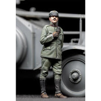 Italian Armoured Car Standing Officer 1/35
