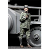 Italian Armoured Car Standing Officer 1/35
